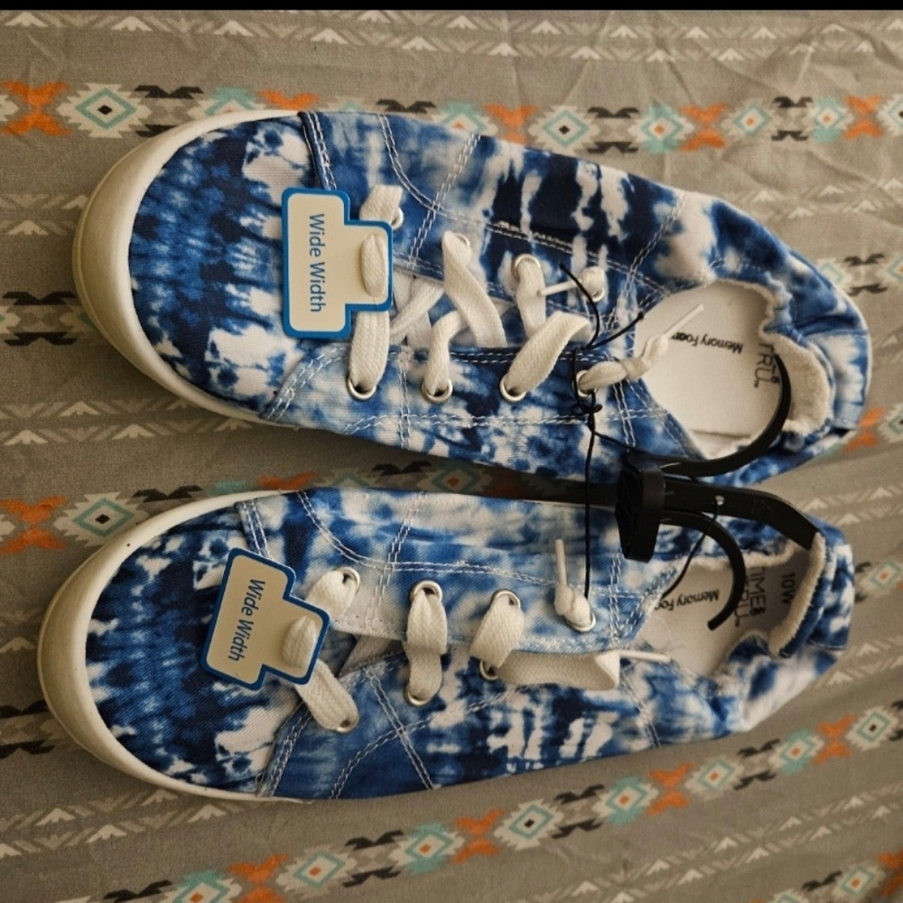 Flat Sneakers